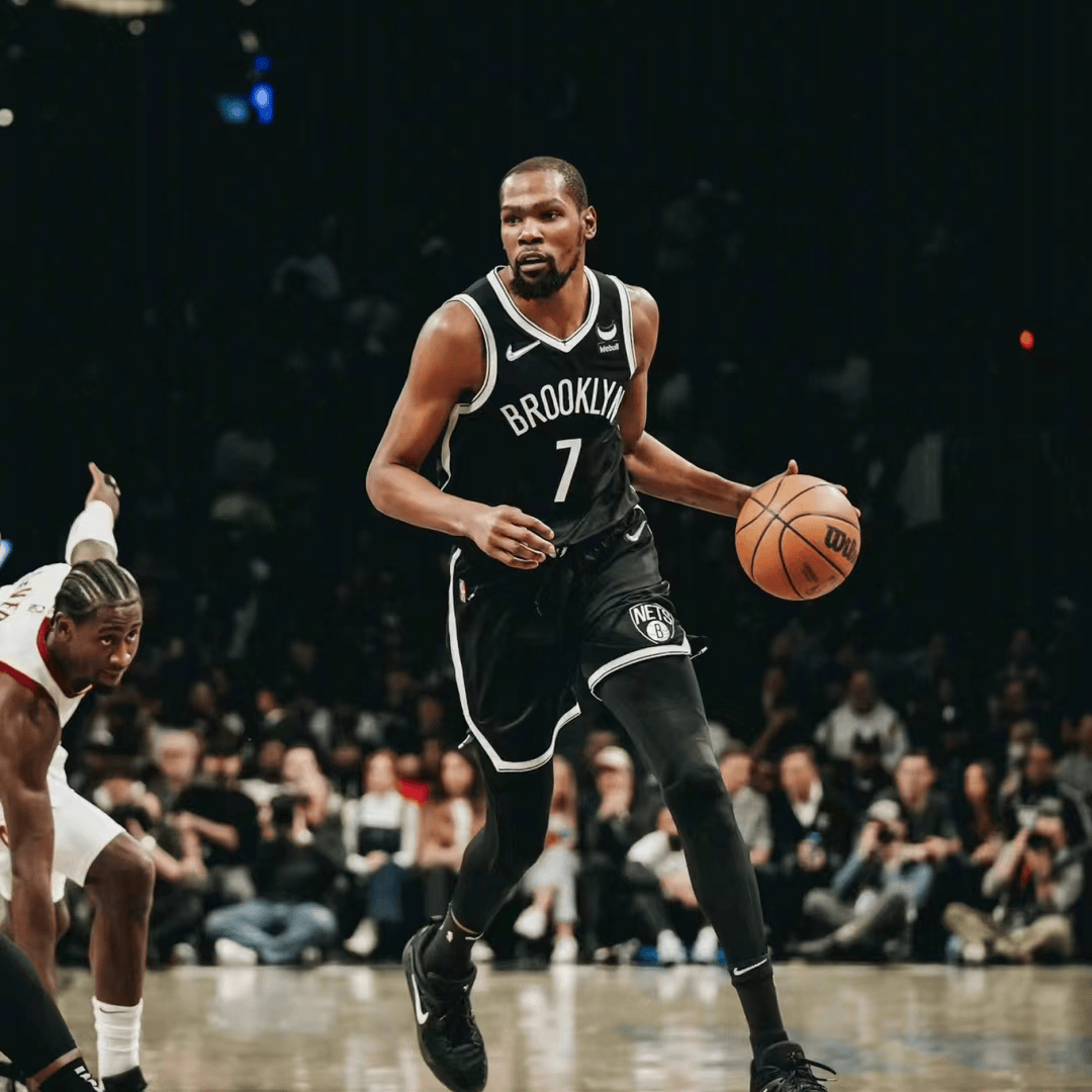 kaiyun官网包含杜兰特回归赛场，高光表现首场状态亮眼，巴塞罗那观众沸腾！的词条